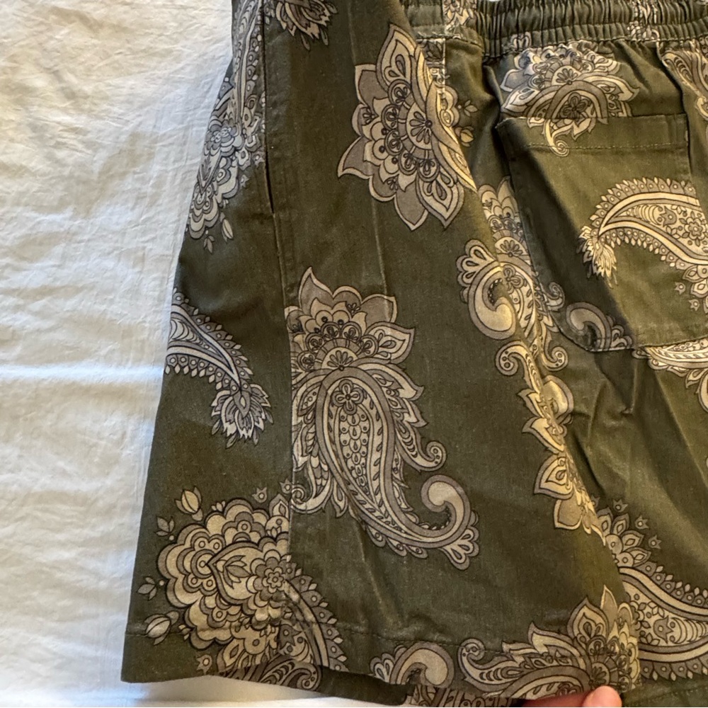 Forever 21 Men’s Paisley Print Shorts in Olive Green | NEW | size M - Picture 4 of 8